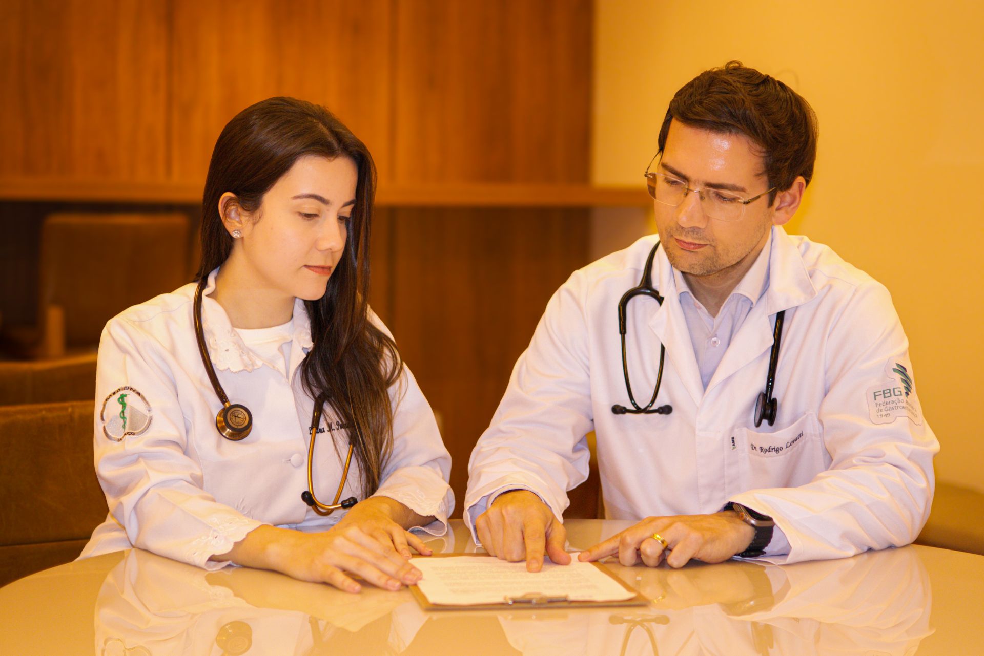 Residência Médica HMC - Médica residente Dra. Laura Torres com seu preceptor Dr. Rodrigo Lovatti
