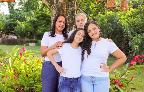 Ariadnei, com o esposo Sérgio Paulo e as filhas Luiza Vitória e Ana Vitória