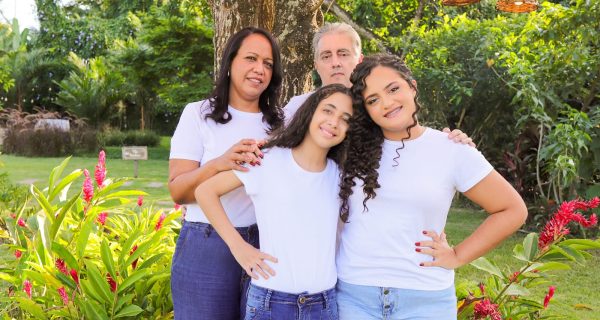Ariadnei, com o esposo Sérgio Paulo e as filhas Luiza Vitória e Ana Vitória