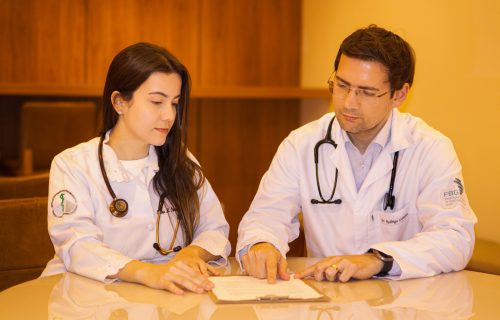 Residência Médica HMC - Médica residente Dra. Laura Torres com seu preceptor Dr. Rodrigo Lovatti