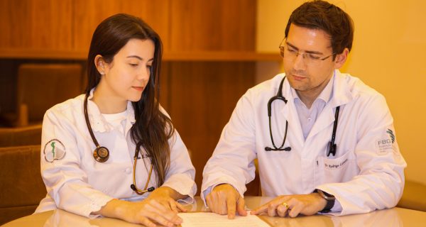 Residência Médica HMC - Médica residente Dra. Laura Torres com seu preceptor Dr. Rodrigo Lovatti