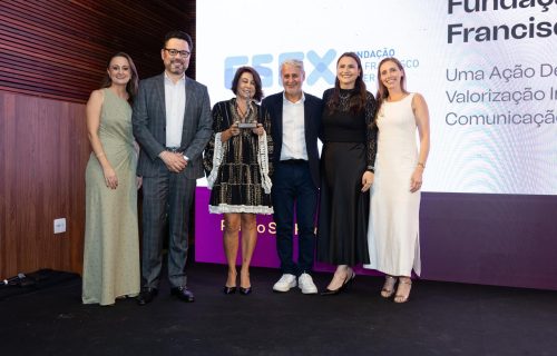 Representantes da Gerência de Comunicação e Marketing recebendo a premiação 2