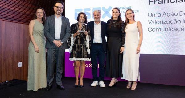 Representantes da Gerência de Comunicação e Marketing recebendo a premiação 2