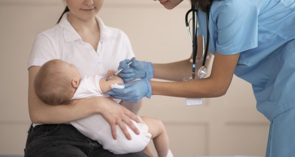 bebezinho-na-clinica-de-saude-para-vacinacao