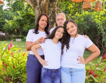 Ariadnei, com o esposo Sérgio Paulo e as filhas Luiza Vitória e Ana Vitória