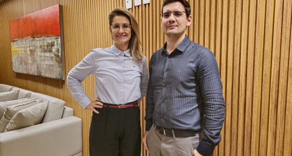Dra. Jamille Sales e Dr. Rodrigo Lovati, médicos do Hospital Márcio Cunha