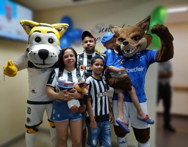 Emanoel e sua família junto ao Raposão e Tigrão