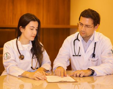 Residência médica - Médica residente Dra. Laura Torres com seu preceptor Dr. Rodrigo Lovatti