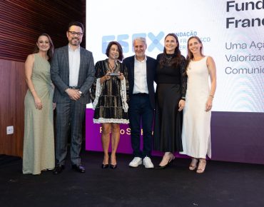 Representantes da Gerência de Comunicação e Marketing recebendo a premiação 2
